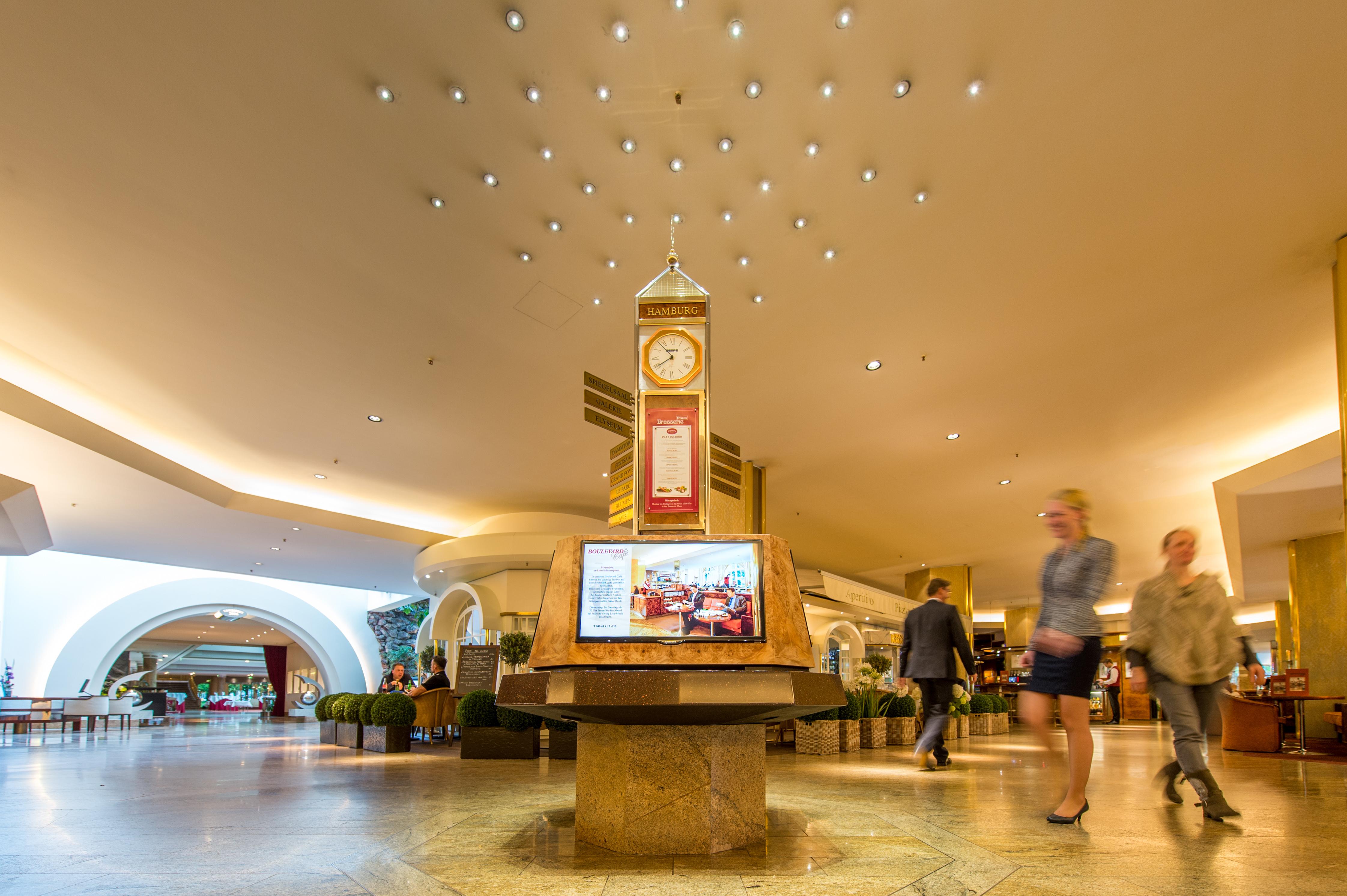 Grand Elysee Hamburk Exteriér fotografie The lobby of the hotel