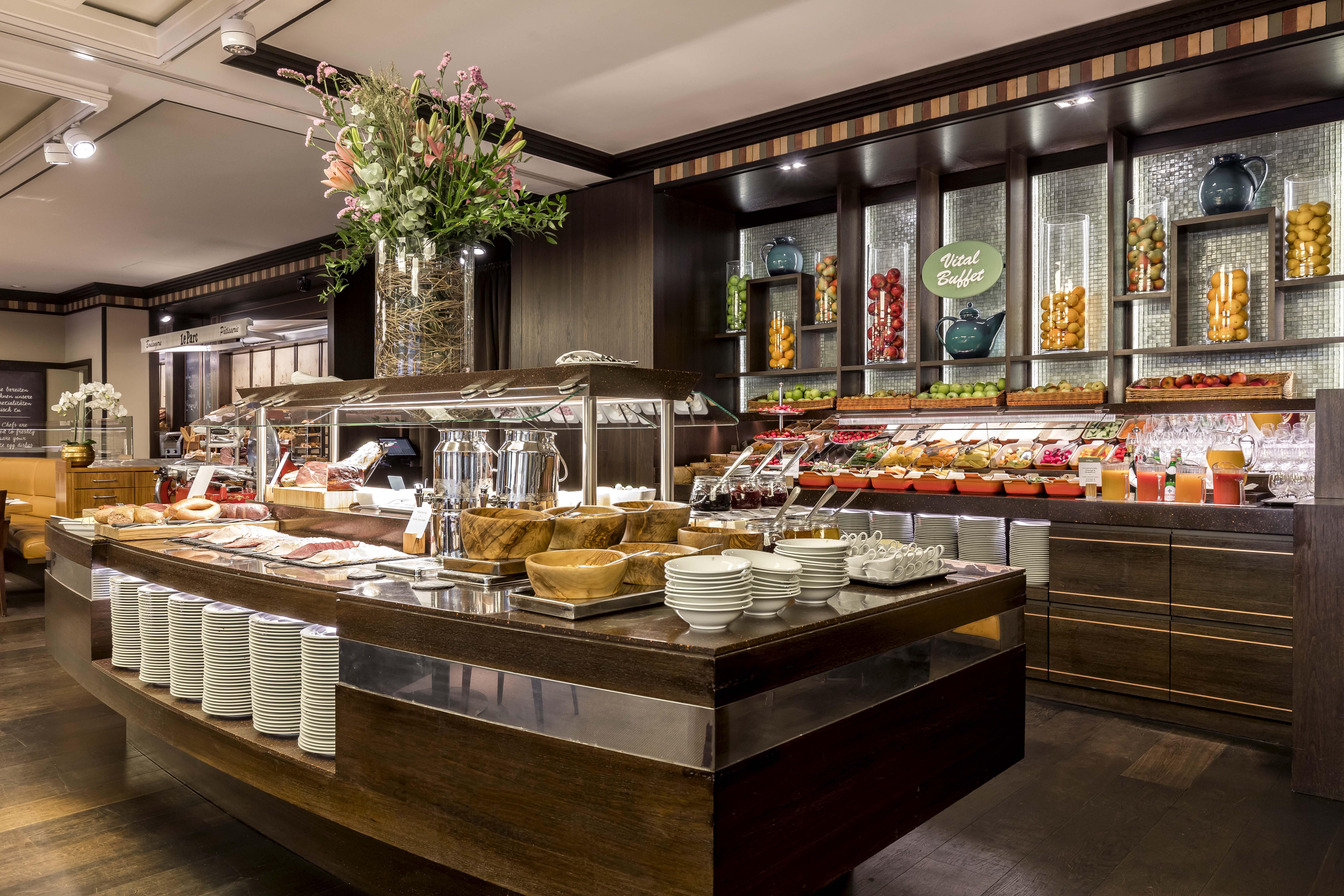 Grand Elysee Hamburk Exteriér fotografie The buffet at the restaurant