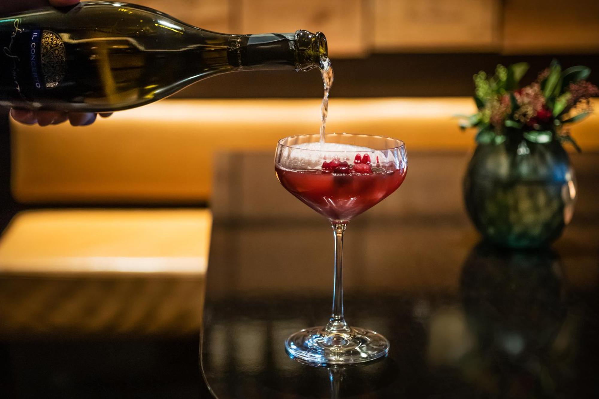 Grand Elysee Hamburk Exteriér fotografie A Kir Royale being topped with Champagne
