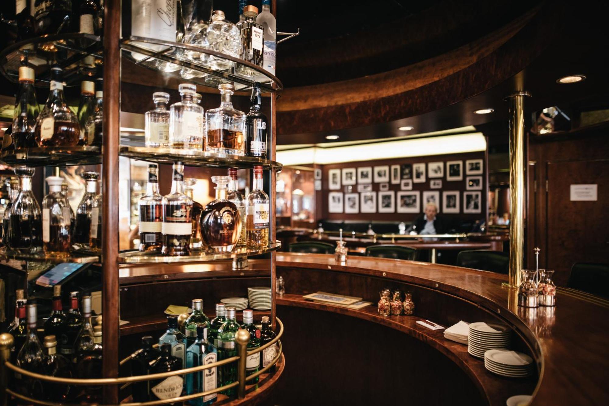 Grand Elysee Hamburk Exteriér fotografie The bar at the Savoy